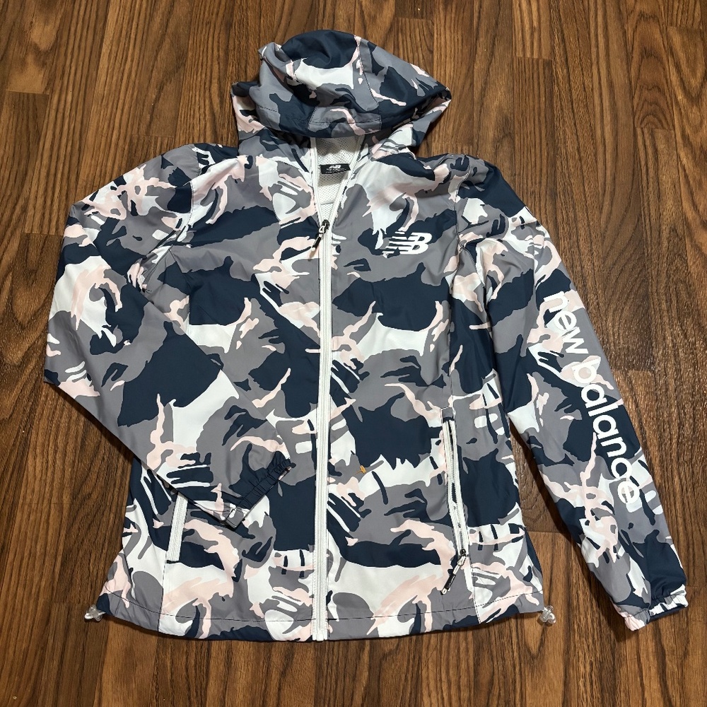 New Balance * Woman’s Abstract Camo Design Rain / Windbreaker Jacket * Small.